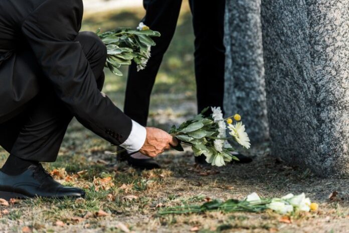 Organizacja pogrzebu -jak domy pogrzebowe pomagają w trudnych chwilach